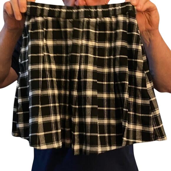 Hollister Black Pleated Skirt with Side Zipper Mini Size XS - Picture 2 of 3